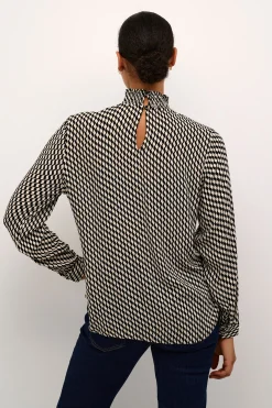 KAamber Blus