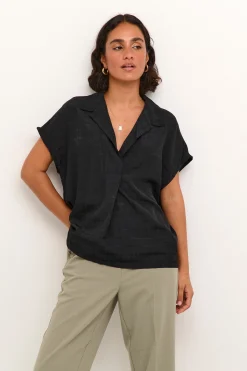KAjuliane Blus