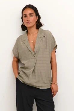 KAjuliane Blus
